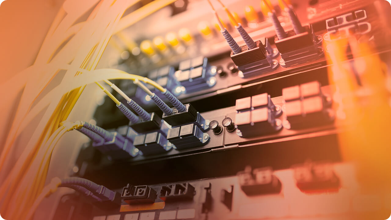 Fibra óptica para empresas: o que é, como funciona e quais as vantagens